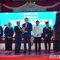 Caption: Rektor Universitas Trunojoyo Madura Prof. Dr. Safi', memberikan cinderamata boneka sakera kepada Menko Agus Harimurti Yudhoyono. 