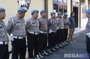 Caption: Kasi Propam Polres Sampang AKP Darussalam, memberikan arahan kepada anggotanya, (sumber foto: Humas Polres Sampang). 