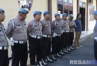 Caption: Kasi Propam Polres Sampang AKP Darussalam, memberikan arahan kepada anggotanya, (sumber foto: Humas Polres Sampang). 