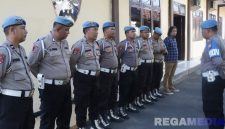 Caption: Kasi Propam Polres Sampang AKP Darussalam, memberikan arahan kepada anggotanya, (sumber foto: Humas Polres Sampang). 