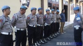 Caption: Kasi Propam Polres Sampang AKP Darussalam, memberikan arahan kepada anggotanya, (sumber foto: Humas Polres Sampang). 