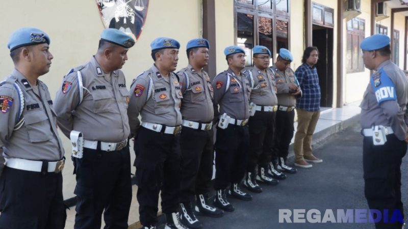 Caption: Kasi Propam Polres Sampang AKP Darussalam, memberikan arahan kepada anggotanya, (sumber foto: Humas Polres Sampang). 