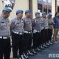 Caption: Kasi Propam Polres Sampang AKP Darussalam, memberikan arahan kepada anggotanya, (sumber foto: Humas Polres Sampang). 