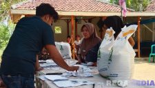 Caption: proses penyaluran bantuan pangan beras kepada warga Desa Angsokah, (dok. regamedianews). 