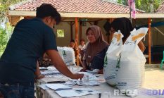 Pemdes Angsokah Salurkan Bantuan Pangan