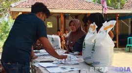 Caption: proses penyaluran bantuan pangan beras kepada Penerima Bantuan Pangan (PBP) di Desa Angsokah, (dok. regamedianews). 