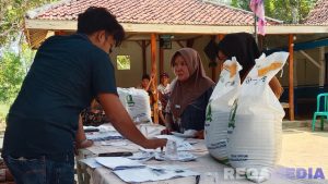 Pemdes Angsokah Salurkan Bantuan Pangan