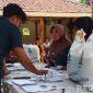 Caption: proses penyaluran bantuan pangan beras kepada Penerima Bantuan Pangan (PBP) di Desa Angsokah, (dok. regamedianews). 