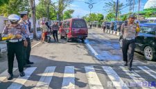 Caption: Satlantas Polres Sampang saat gelar Operasi Patuh Semeru 2025 di Jl.Jaksa Agung Suprapto, (dok. Polantas Sampang). 