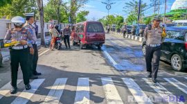 Caption: Satlantas Polres Sampang saat gelar Operasi Patuh Semeru 2025 di Jl.Jaksa Agung Suprapto, (dok. Polantas Sampang). 