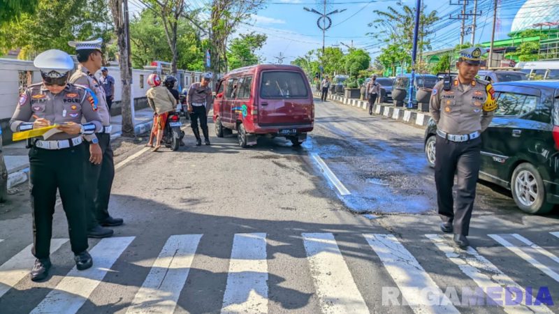 Caption: Satlantas Polres Sampang saat gelar Operasi Patuh Semeru 2025 di Jl.Jaksa Agung Suprapto, (dok. Polantas Sampang). 