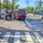 Caption: Satlantas Polres Sampang saat gelar Operasi Patuh Semeru 2025 di Jl.Jaksa Agung Suprapto, (dok. Polantas Sampang). 