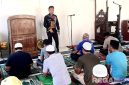 Caption: Humas Rutan Kelas IIB Sampang (Panca Agung Laksono), saat memberikan arahan kepada para narapidana, dalam kegiatan kerohanian. 