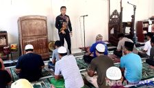 Caption: Humas Rutan Kelas IIB Sampang (Panca Agung Laksono), saat memberikan arahan kepada para narapidana, dalam kegiatan kerohanian. 