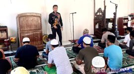 Caption: Humas Rutan Kelas IIB Sampang (Panca Agung Laksono), saat memberikan arahan kepada para narapidana, dalam kegiatan kerohanian. 
