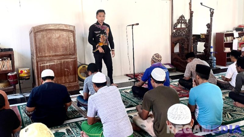Caption: Humas Rutan Kelas IIB Sampang (Panca Agung Laksono), saat memberikan arahan kepada para narapidana, dalam kegiatan kerohanian. 