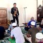 Caption: Humas Rutan Kelas IIB Sampang (Panca Agung Laksono), saat memberikan arahan kepada para narapidana, dalam kegiatan kerohanian. 