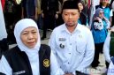 Caption: didampingi Ra Mahfud, Gubernur Jatim Khofifah Indar Parawansa diwawancara awak media, (dok. regamedianews). 