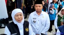 Caption: didampingi Wabup Sampang Ra Mahfud, Gubernur Jatim Khofifah Indar Parawansa diwawancara awak media, (dok. regamedianews). 