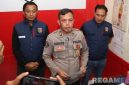 Caption: Kasi Humas Polres Pelabuhan Tanjung Perak, Iptu Suroto, didampingi tim Jatanras saat diwawancara awak media, (dok. regamedianews). 