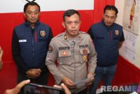 Caption: Kasi Humas Polres Pelabuhan Tanjung Perak, Iptu Suroto, didampingi tim Jatanras saat diwawancara awak media, (dok. regamedianews). 