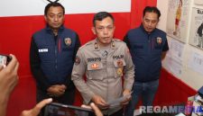 Caption: Kasi Humas Polres Pelabuhan Tanjung Perak, Iptu Suroto, didampingi tim Jatanras saat diwawancara awak media, (dok. regamedianews). 