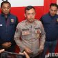 Caption: Kasi Humas Polres Pelabuhan Tanjung Perak, Iptu Suroto, didampingi tim Jatanras saat diwawancara awak media, (dok. regamedianews). 