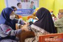 Caption: masyarakat tengah mendapat pelayanan pemeriksaan kesehatan gratis yang digelar HTI Group, (dok. regamedianews). 