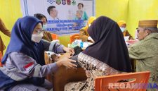 Caption: masyarakat tengah mendapat pelayanan pemeriksaan kesehatan gratis yang digelar HTI Group, (dok. regamedianews). 