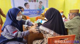 Caption: masyarakat tengah mendapat pelayanan pemeriksaan kesehatan gratis yang digelar HTI Group, (dok. regamedianews). 