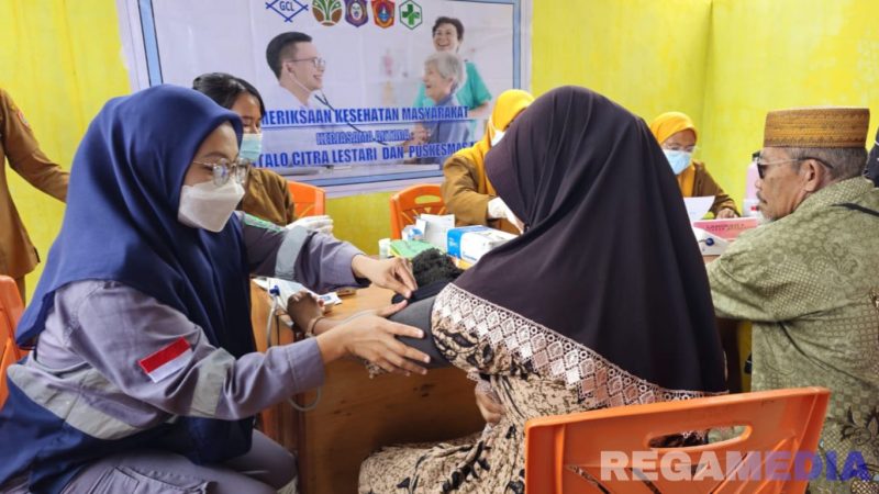Caption: masyarakat tengah mendapat pelayanan pemeriksaan kesehatan gratis yang digelar HTI Group, (dok. regamedianews). 