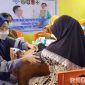 Caption: masyarakat tengah mendapat pelayanan pemeriksaan kesehatan gratis yang digelar HTI Group, (dok. regamedianews). 