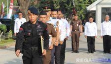 Caption: sejumlah petugas Rutan Kelas I Surabaya usai menerima reward dari Ditjenpas Jatim. (foto istimewa). 