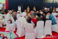 Caption: Kapolda Jatim Irjen Pol Nanang Avianto tengah berbincang dengan tokoh ulama' di Mako Polres Sampang, (dok. regamedianews). 