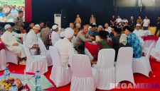 Caption: Kapolda Jatim Irjen Pol Nanang Avianto tengah berbincang dengan tokoh ulama' di Mako Polres Sampang, (dok. regamedianews). 