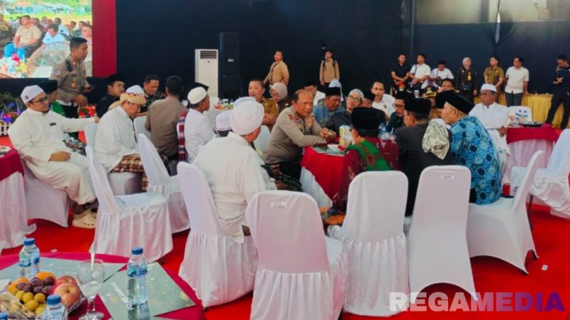 Caption: Kapolda Jatim Irjen Pol Nanang Avianto tengah berbincang dengan tokoh ulama' di Mako Polres Sampang, (dok. regamedianews). 
