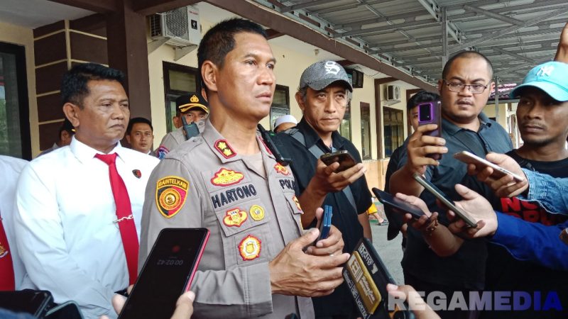 Caption: Kapolres Sampang AKBP Hartono, diwawancara awak media usai kunjungan silaturahmi Kapolda Jatim, (dok. regamedianews). 
