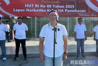 Caption: Kepala Lapas Narkotika Pamekasan (Kusnan), saat membuka Pekan Olahraga dalam memperingati HUT Kemerdekaan RI ke-80. 
