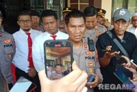 Caption: Kapolres Sampang AKBP Hartono didampingi anggotanya, diwawancara awak media usai kunjungan Kapolda Jatim, (dok. regamedianews). 