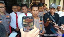 Caption: Kapolres Sampang AKBP Hartono didampingi anggotanya, diwawancara awak media usai kunjungan Kapolda Jatim, (dok. regamedianews). 