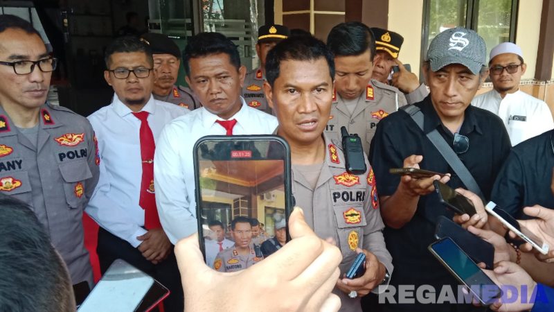 Caption: Kapolres Sampang AKBP Hartono didampingi anggotanya, diwawancara awak media usai kunjungan Kapolda Jatim, (dok. regamedianews). 