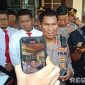 Caption: Kapolres Sampang AKBP Hartono didampingi anggotanya, diwawancara awak media usai kunjungan Kapolda Jatim, (dok. regamedianews). 