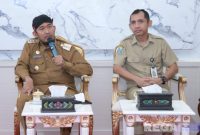 Caption: Bupati Sumenep (kiri) disela peninjauan lapangan, dalam rangka Penganugerahan Inovasi Daerah dan Inovasi Teknologi 2025, (sumber foto. Sumenep.go.id). 
