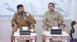 Caption: Bupati Sumenep (kiri) disela peninjauan lapangan, dalam rangka Penganugerahan Inovasi Daerah dan Inovasi Teknologi 2025, (sumber foto. Sumenep.go.id). 