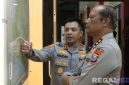 Caption: dampingi Kapolda Jatim, AKBP Hendro Sukmono tunjukkan peta wilayah Kabupaten Bangkalan, (foto istimewa). 