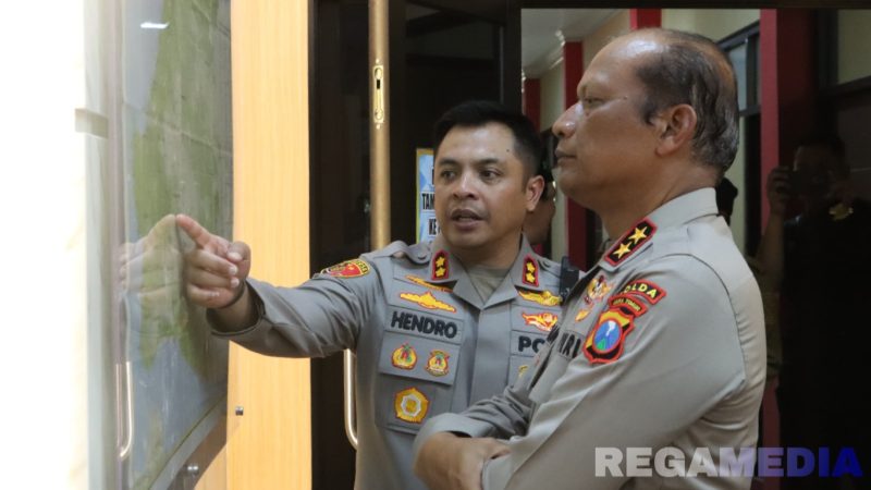 Caption: dampingi Kapolda Jatim, AKBP Hendro Sukmono tunjukkan peta wilayah Kabupaten Bangkalan, (foto istimewa). 