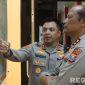 Caption: dampingi Kapolda Jatim, AKBP Hendro Sukmono tunjukkan peta wilayah Kabupaten Bangkalan, (foto istimewa). 