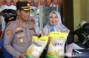 Caption: Kapolres Sampang AKBP Hartono saat melayani langsung masyarakat yang membeli beras murah, (sumber foto: Humas Polres Sampang). 