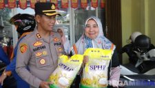 Caption: Kapolres Sampang AKBP Hartono saat melayani langsung masyarakat yang membeli beras murah, (sumber foto: Humas Polres Sampang). 