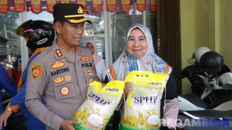 Caption: Kapolres Sampang AKBP Hartono saat melayani langsung masyarakat yang membeli beras murah, (sumber foto: Humas Polres Sampang). 